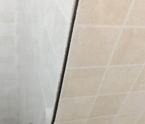 刚察瓷砖空鼓维修公司分享阳台瓷砖脱落的修复过程可以分为以下几个步骤